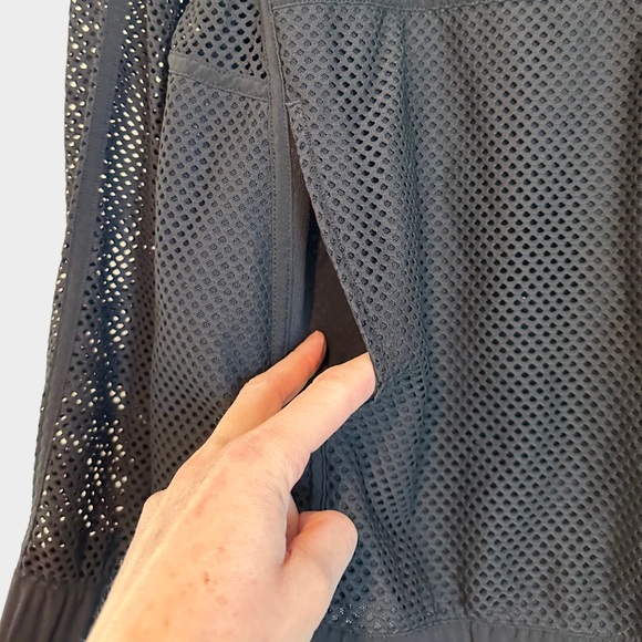 Lululemon Black Mesh Pullover - Picture 4 of 9